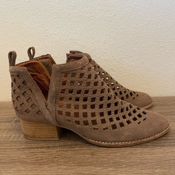Jeffrey Campbell Taggart Tan Suede Caged Cutout Ankle Boots Booties, Size 8.5 - Picture 2 of 9